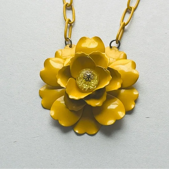 Boutique Metal Statement Flower Yellow Adjustable Necklace - Picture 2 of 4